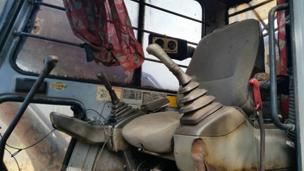 **430,000 บ.ต่อรอง**ขายแบคโฮ200ราคาเบาๆ HITACHI EX200-2 เครื่องเดิม ปั้มเดิม ไฟฟ้าตัดมอเตอร์คันเร่ง กล่องมี เครื่องดี แรงดี ปั้มดี แรง ทำงานดี คล่องตัว บูมอาร์มดี มีปะ1แผล บุ้งกี๋ดีไม่ผุ เอวดี มีขยับนิดหน่อย ช่วงล่าง70\% โซ่ดี แทร็กดี โรลเลอร์ได้ เฟรมดีหนา