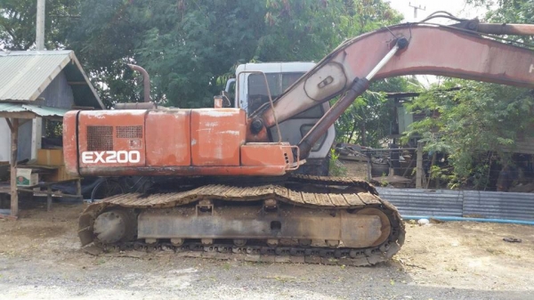 **430,000 บ.ต่อรอง**ขายแบคโฮ200ราคาเบาๆ HITACHI EX200-2 เครื่องเดิม ปั้มเดิม ไฟฟ้าตัดมอเตอร์คันเร่ง กล่องมี เครื่องดี แรงดี ปั้มดี แรง ทำงานดี คล่องตัว บูมอาร์มดี มีปะ1แผล บุ้งกี๋ดีไม่ผุ เอวดี มีขยับนิดหน่อย ช่วงล่าง70\% โซ่ดี แทร็กดี โรลเลอร์ได้ เฟรมดีหนา