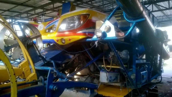 ขายด่วน รถเกี่ยวข้าวเกษตรพัฒนา รุ่น จ้าวช้างไวไฟ เครื่องยนต์ 240 HP 6D17 TURBO อุ้ม 2.5 ตัน ปั๊มอินตันเบอร์ 23 ช่วงล่าง 12HT โรงงาน รถสภาพดีสุดๆครับพร้อมใช้งานได้เลย ราคาต่อรองได้ครับ