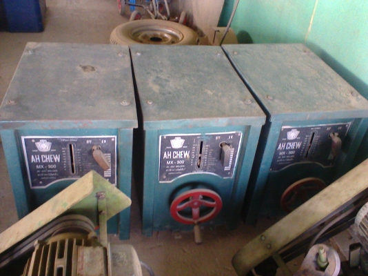 ตู้เชื่อมอาจิว 300สุดยอดตู้เชื่อมครับ  อาจิว ขนาด 300  ครับ เชื่อมต่อเนื่องได้ยาวครับ  เหลือ 2   ตัวครับพร้อมใช้ครับ สภาพเดิมๆสวยๆ ราคานี้คุ้มมากครับ