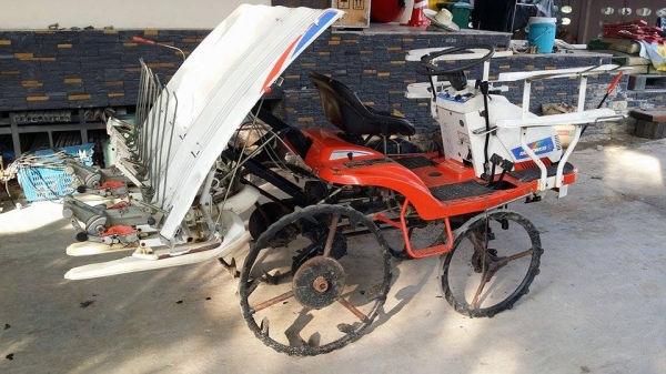 รถปลูกข้าวนั่งขับ Rainbowkid4 เก่าญี่ปุ่น ดำนา 4 แถว สภาพสวย เครื่องยนต์ติดง่าย สภาพพร้อมใช้งาน รถปลูกข้าวนั่งขับ Rainbowkid4 เก่าญี่ปุ่น ดำนา 4 แถว สภาพสวย เครื่องยนต์ติดง่าย สภาพพร้อมใช้งาน