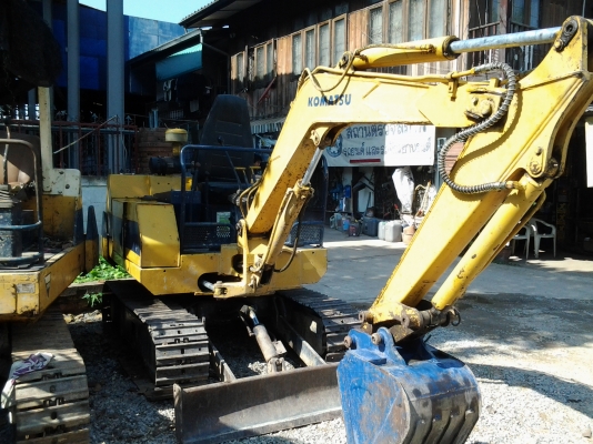 รถแบคโฮยี่ห้อ โคมัสสุ PC20-3