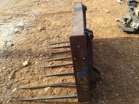 ขายแล้ว ขอบคุณพี่กฤษดา ลพบุรีมากครับ ชุดตักหน้ารถไถฟอร์ด 6600-6610ตรงรุ่น ยี่ห้อSTOLL โครงสวยครบ ขายตามสภาพ ครบเลยชุดนี้พร้อมคอนโทล