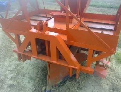 ขายเครื่องปลูกอ้อย  ของก.แสงยนต์  ของดีพร้อมใช้ สนใจ0810076640