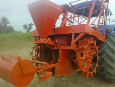 ขายเครื่องปลูกอ้อย  ของก.แสงยนต์  ของดีพร้อมใช้ สนใจ0810076640