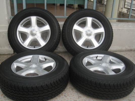 ขายล้อแม็กป้ายแดง dmax 17" x7" et33 6 รู 139.7 ยาง bridgestone dueler h/t 840 255/65r17 ยางผลิตสัปดาห์ที่ 38 ปี 14 ตุ่มและสีที่หน้ายางมีทุกเส้นครับ  สนใจติดต่อเล็กคลองสามครับ 081-3747940
