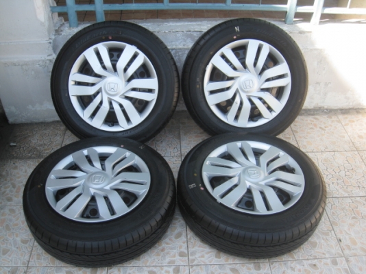 ขายยางป้ายแดง yokohama bluearth e50 175/65r15 ยางผลิตสัปดาห์ที่ 25 ปี2014 ตุ่มที่หน้ายางมีทุกเส้นครับ ออกจากศูนย์ถอดออกเลยครับ vios, yaris, city , jazz ใส่ได้ครับ  สนใจติดต่อเล็กคลองสามครับ 081-3747940