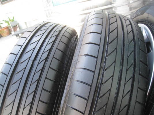 ขายยางป้ายแดง yokohama bluearth e50 175/65r15 ยางผลิตสัปดาห์ที่ 25 ปี2014 ตุ่มที่หน้ายางมีทุกเส้นครับ ออกจากศูนย์ถอดออกเลยครับ vios, yaris, city , jazz ใส่ได้ครับ  สนใจติดต่อเล็กคลองสามครับ 081-3747940