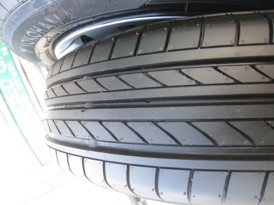 ขายยางป้ายแดง yokohama bluearth e50 175/65r15 ยางผลิตสัปดาห์ที่ 25 ปี2014 ตุ่มที่หน้ายางมีทุกเส้นครับ ออกจากศูนย์ถอดออกเลยครับ vios, yaris, city , jazz ใส่ได้ครับ  สนใจติดต่อเล็กคลองสามครับ 081-3747940