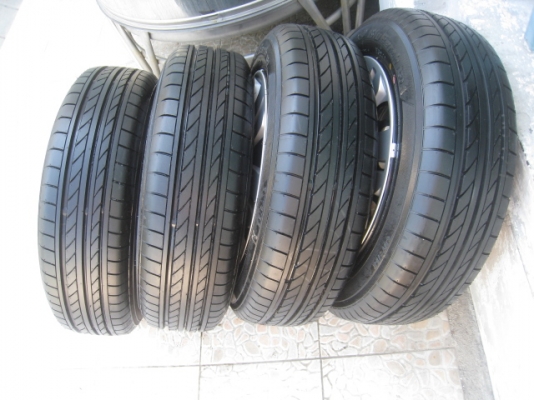 ขายยางป้ายแดง yokohama bluearth e50 175/65r15 ยางผลิตสัปดาห์ที่ 25 ปี2014 ตุ่มที่หน้ายางมีทุกเส้นครับ ออกจากศูนย์ถอดออกเลยครับ vios, yaris, city , jazz ใส่ได้ครับ  สนใจติดต่อเล็กคลองสามครับ 081-3747940