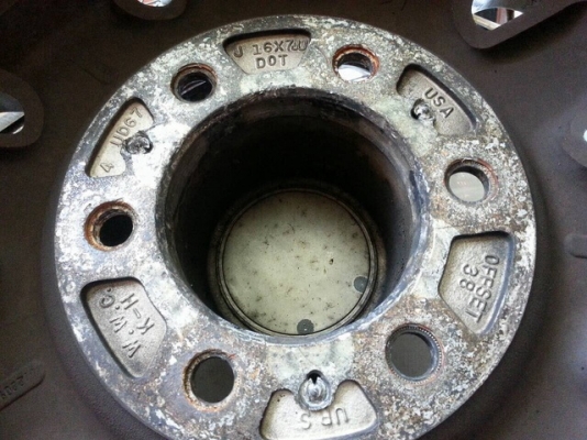 ขายล้อแท้ 6 รู Isuzu Trooper USA พร้อมยาง YOKOHAMA ขายล้อแท้ 6 รู Isuzu Trooper USA พร้อมยาง YOKOHAMA