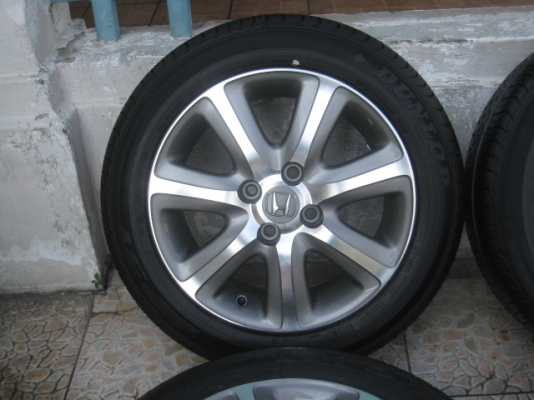 ขายล้อแม็กมือสอง honda city 15"x6" et53 4รู100 สีเทาหน้าเงา พร้อมยาง Dunlop sp31 175/60r15 ยางปี13 ตุ่มที่หน้ายางมีทุกเส้นครับ  สนใจติดต่อเล็กคลองสามครับ 081-3747940