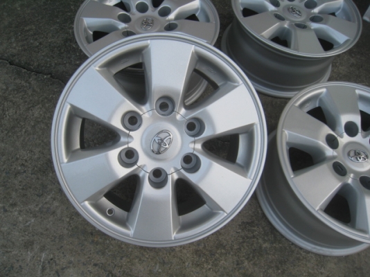 ขายล้อแม็กมือสอง vigo 15"x7" et30 6รู139.7 สีบรอนเงิน ล้อทำสีมาใหม่ครับ  สนใจติดต่อเล็กคลองสามครับ 081-3747940