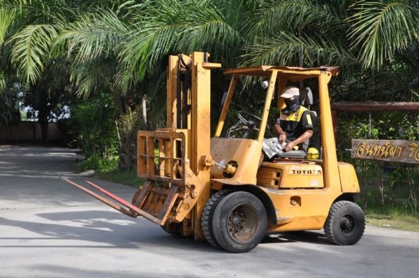 ขายFORKLIFT TOYOTA 2ตัน(งากระดก)สภาพสวยเดิมจากญี่ปุ่นยังไม่เคยใช้ในไทย99,000เท่านั้น!!