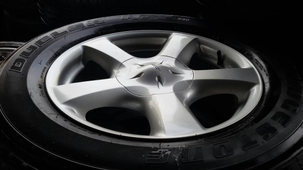 ขายล้อ isuzu ขอบ 17 พร้อมยางปี 14 ชุดล่ะ 15,800