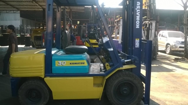 ขายด่วนๆ รถยก โคมัสสึรุ่น 11 น้ำหนักยก 3 ตัน เสาสูง 4 เมตร เครื่องดีเซล เกีบร์ธรรมดา