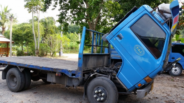 ขาย npr115  ช่วงล่างใหญ่ พื้นเรียบสวยๆแอร์เย็นพร้อมใช้งาน