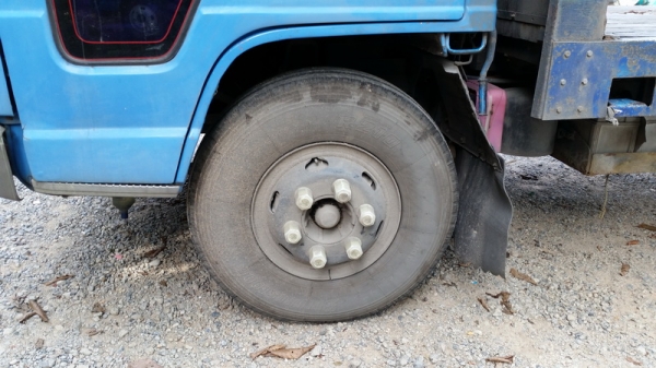 ขาย npr115  ช่วงล่างใหญ่ พื้นเรียบสวยๆแอร์เย็นพร้อมใช้งาน