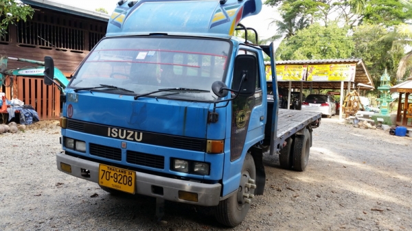 ขาย npr115  ช่วงล่างใหญ่ พื้นเรียบสวยๆแอร์เย็นพร้อมใช้งาน