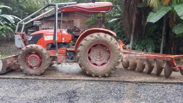 รถไถ  คูโบต้ารุ่น M704   2 เพลา  4,202  ชั่วโมง