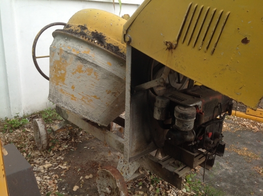 โม่ผสมปูน  แบบมีเครื่องยนต์  มี  3  ตัว ของประมูลราชการ