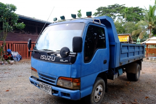 ขาย6ล้อดั้ม nkr135แรงปี45 สวยๆพร้อมใช้แอร์เย็นๆเล่มพร้อมโอน