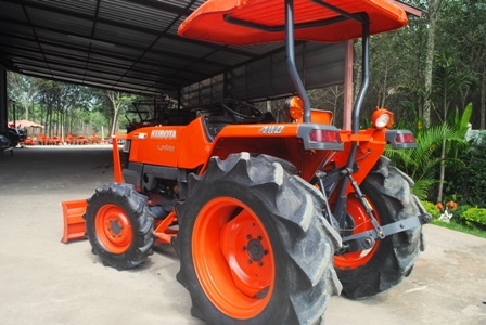 ขายรถไถ Kubota L 3408 (4WD) พร้อมมีดดันหน้าและผานพรวนช้าง สภาพพร้อมใช้งานครับ