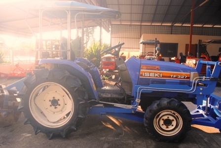 ขายรถไถ ISEKI TF327 (4WD) ขนาด 32 แรง พร้อมดันหน้าและผานพรวน ขายรถไถ ISEKI TF327 (4WD) ขนาด 32 แรง พร้อมดันหน้าและผานพรวน