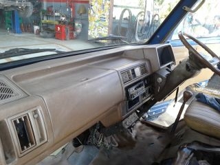 ขายรถตู้ท้ายลาด ยี่ห้อ FORD สวย ๆ เต็ม ๆ สักคันครับ