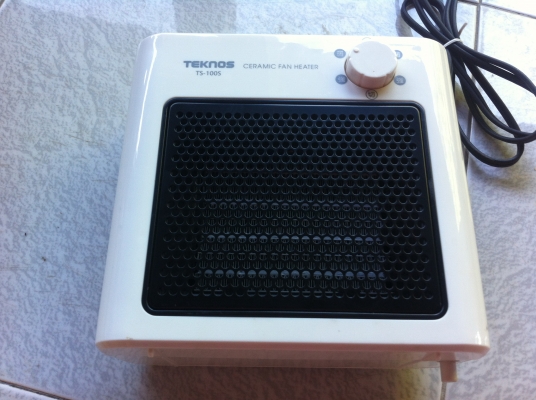 เซรามิกฮีตเตอร์ TEKNOS มีพัดลมช่วยเป่าความร้อนออกมา ทำความร้อนในบ้านช่วงหน้าหนาว