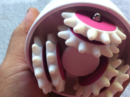 เครื่องนวดหน้าและร่างกาย ACETINO ใช้นวดเพื่อทำให้ครีมที่ทาทั่วถึงและเกิดการไหลเวียนของเลือดดีขึ้น