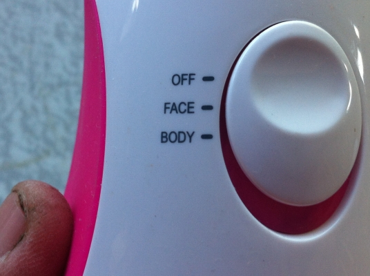 เครื่องนวดหน้าและร่างกาย ACETINO ใช้นวดเพื่อทำให้ครีมที่ทาทั่วถึงและเกิดการไหลเวียนของเลือดดีขึ้น