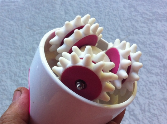 เครื่องนวดหน้าและร่างกาย ACETINO ใช้นวดเพื่อทำให้ครีมที่ทาทั่วถึงและเกิดการไหลเวียนของเลือดดีขึ้น