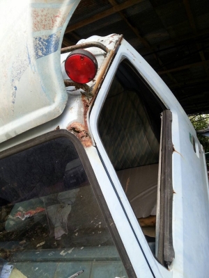 รถอีซูซุ  6  ล้อ ติดเครน 3 ตัน.  110 แรงม้า.  ( รถประกอบ )  สนใจติดต่อ 081 - 6079515