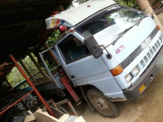 รถอีซูซุ  6  ล้อ ติดเครน 3 ตัน.  110 แรงม้า.  ( รถประกอบ )  สนใจติดต่อ 081 - 6079515