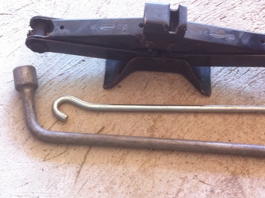 ชุดม่แรงยกรถ GOODMAN แบบหมุนขึ้นลงพร้อมเครื่องมือถอดน็อตล้อและข้อต่อหมุน