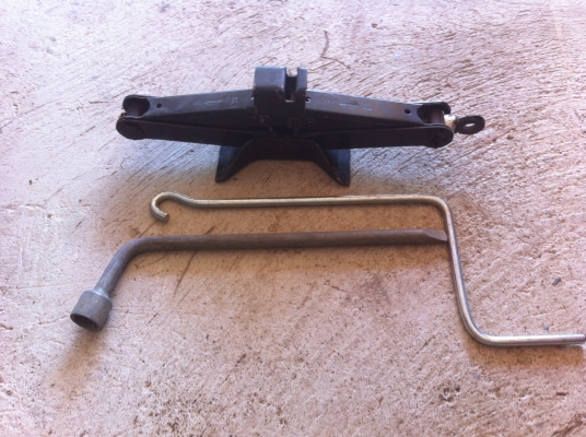 ชุดม่แรงยกรถ GOODMAN แบบหมุนขึ้นลงพร้อมเครื่องมือถอดน็อตล้อและข้อต่อหมุน