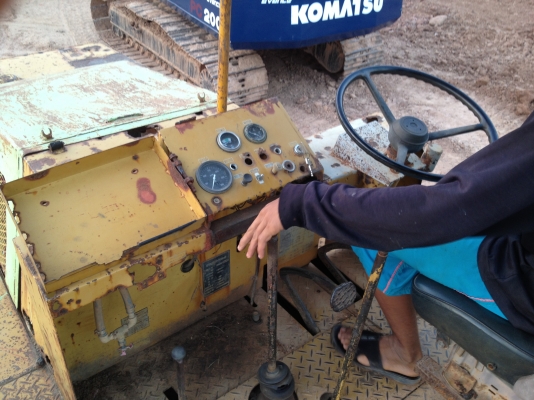 ขายรถบดล้อยาง 9 ล้อ  เล่มทะเบียน พร้อมโอน ปี 58