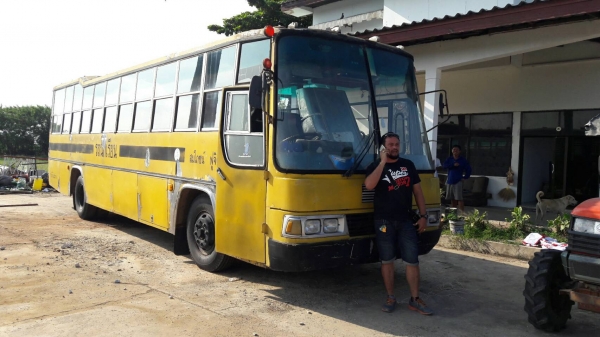 รถโดยสารส่วนบุคคล 42 ที่นั่ง  ยี่ห้อ NISSAN 6 สูบ