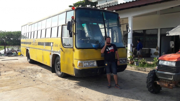 รถโดยสารส่วนบุคคล 42 ที่นั่ง  ยี่ห้อ NISSAN 6 สูบ