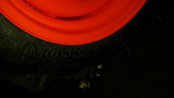 ** ราคา 2,500 บาทเท่านั้น ** ยางหน้ารถไถขอบ18 ขนาด 8-18 ลายก้าง ยี่ห้อ Deestone