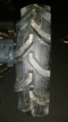 ** ราคา 2,500 บาทเท่านั้น ** ยางหน้ารถไถขอบ18 ขนาด 8-18 ลายก้าง ยี่ห้อ Deestone