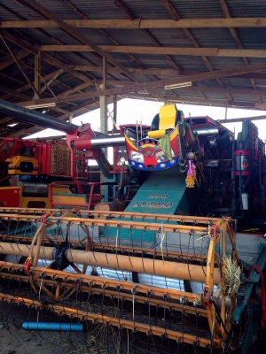 ขายรถเกี่ยวข้าวบางไทร ตัวเดิน 12 ht ปั๊มไดกิ้นเบอร์ 23 โซ่ 48 ข้อ อุ้ม 2.5 ตัน เครื่อง 6HH turbo 220 แรง พร้อมใช้งานค่ะ