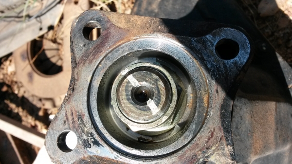 เสื้อเพลา เฟืองท้ายแคนเตอร์ FE 649 6 น๊อต สภาพดีมาก