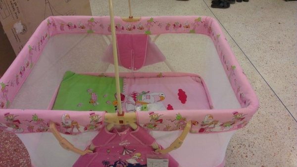 ขายเพลเพน playpen เตียงเด็กนอน พร้อมมุ้ง ยังขายอยู่จ้า