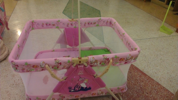 ขายเพลเพน playpen เตียงเด็กนอน พร้อมมุ้ง ยังขายอยู่จ้า