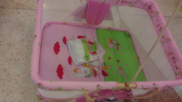 ขายเพลเพน playpen เตียงเด็กนอน พร้อมมุ้ง ยังขายอยู่จ้า