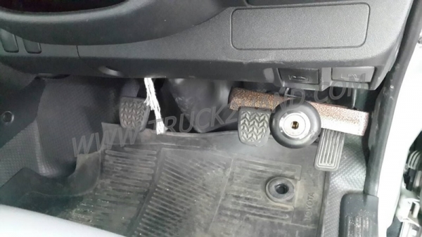 รถตู้  TOYOTA   COMUTER  ปี   2013    109  แรงม้า รุ่น KDH222R