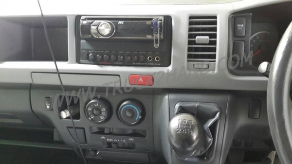 รถตู้  TOYOTA   COMUTER  ปี   2013    109  แรงม้า รุ่น KDH222R