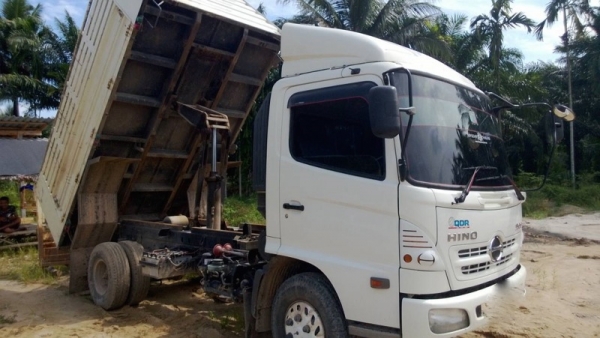 รถฮีโน่  6  ล้อดั้ม  175 แรงม้า.  ปี 54  ( รถวิ่ง 1xx,xxx กม. )   สนใจติดต่อ 081 - 6079515